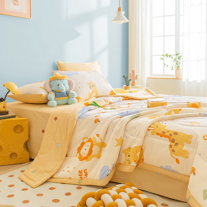 91家纺网 家纺一手货源 找家纺 暖阳 【同款地板价】2025年新款全棉印花棉花夏被四件套被子被芯 狮子乐园
