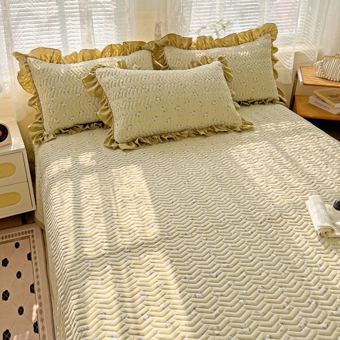 91家纺网 家纺一手货源 找家纺 2025云感提花双层纱加厚夹棉绗缝床盖 落日暮年绿