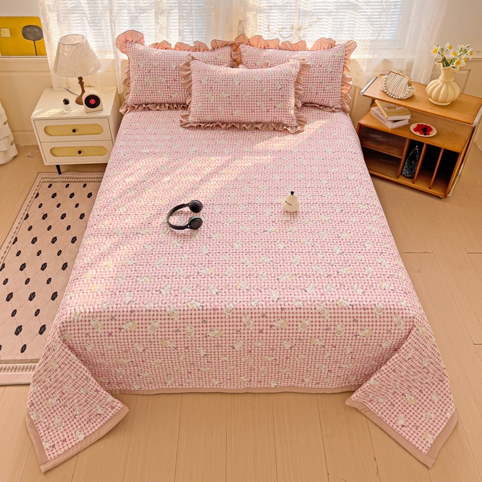 91家纺网 家纺一手货源 找家纺 2025云感提花双层纱加厚夹棉绗缝床盖 猫猫晚宴