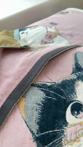 91家纺网 家纺一手货源 找家纺 爱港家纺 2025新款全棉纱布-萌宠治愈系列枕巾 戏蝶猫52*75cm