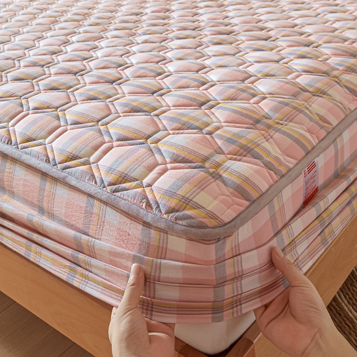 91家纺网 家纺一手货源 找家纺 雪云美2025新款A类全棉色织水洗棉夹棉床笠大豆床罩床垫保护套可定制 莫尼 粉