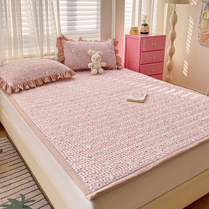 91家纺网 家纺一手货源 找家纺 纽缦家纺2025新款云感提花双层纱夹棉床垫 猫猫晚宴