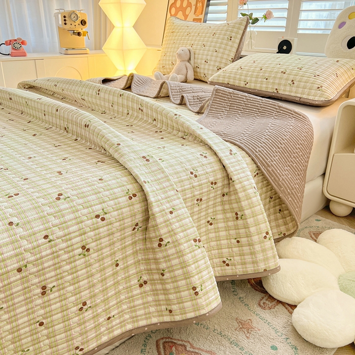 91家纺网 家纺一手货源 找家纺 雅萱家纺  2025新款双面全棉印花床盖三件套 格子樱桃