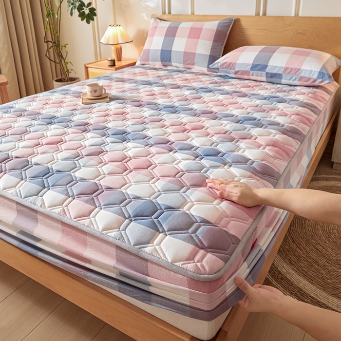 91家纺网 家纺一手货源 找家纺 雪云美2025新款A类全棉色织水洗棉夹棉床笠大豆床罩床垫保护套可定制 英伦 粉