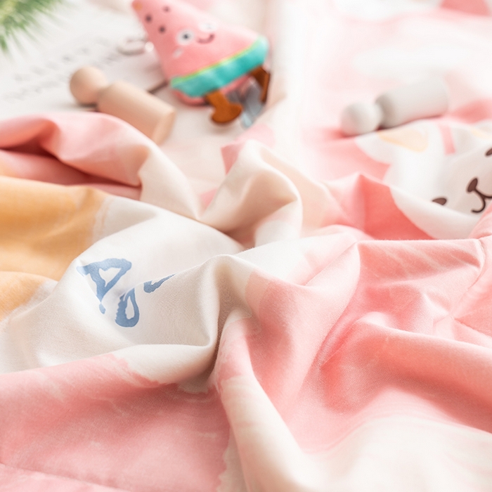 91家纺网 家纺一手货源 找家纺 暖阳 【同款地板价】2025年新款全棉印花棉花夏被四件套被子被芯 奶油兔红