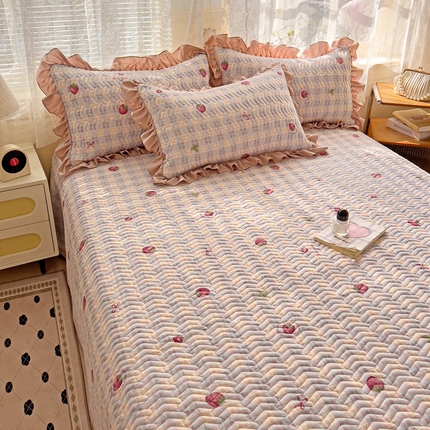 纽缦家纺 2025云感提花双层纱加厚夹棉绗缝床盖 有草莓的地方