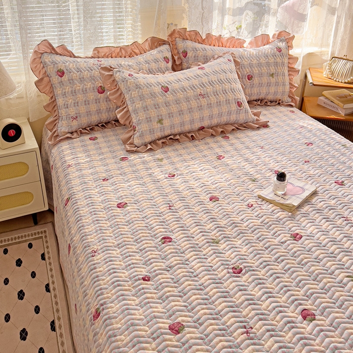 91家纺网 家纺一手货源 找家纺 2025云感提花双层纱加厚夹棉绗缝床盖 有草莓的地方