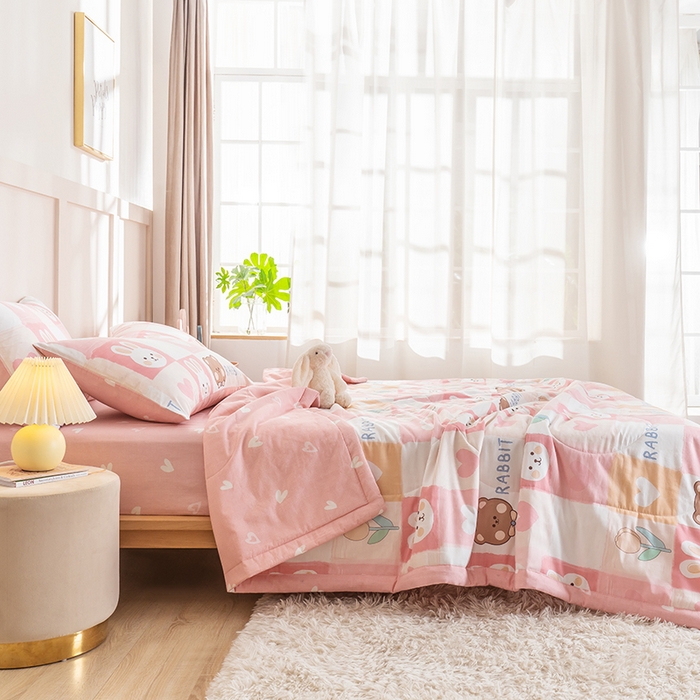 91家纺网 家纺一手货源 找家纺 暖阳 【同款地板价】2025年新款全棉印花棉花夏被四件套被子被芯 奶油兔红