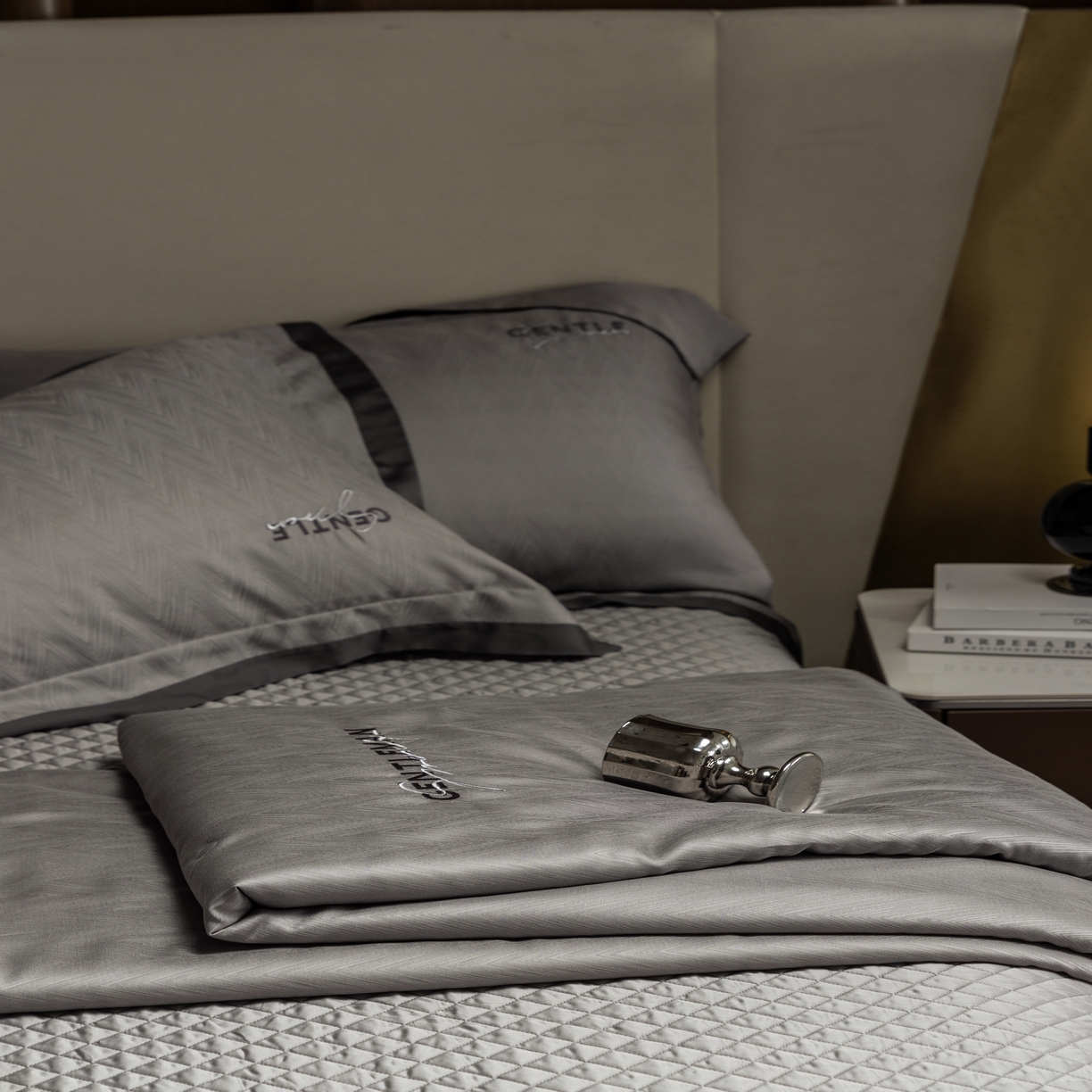 91家纺网 家纺一手货源 找家纺 时亿家居  2025新款80天丝提花床盖款夏被四件套 -晓雅系列 晓雅灰