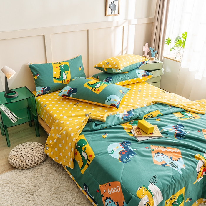 91家纺网 家纺一手货源 找家纺 暖阳 【同款地板价】2025年新款全棉印花棉花夏被四件套被子被芯 恐龙家族绿