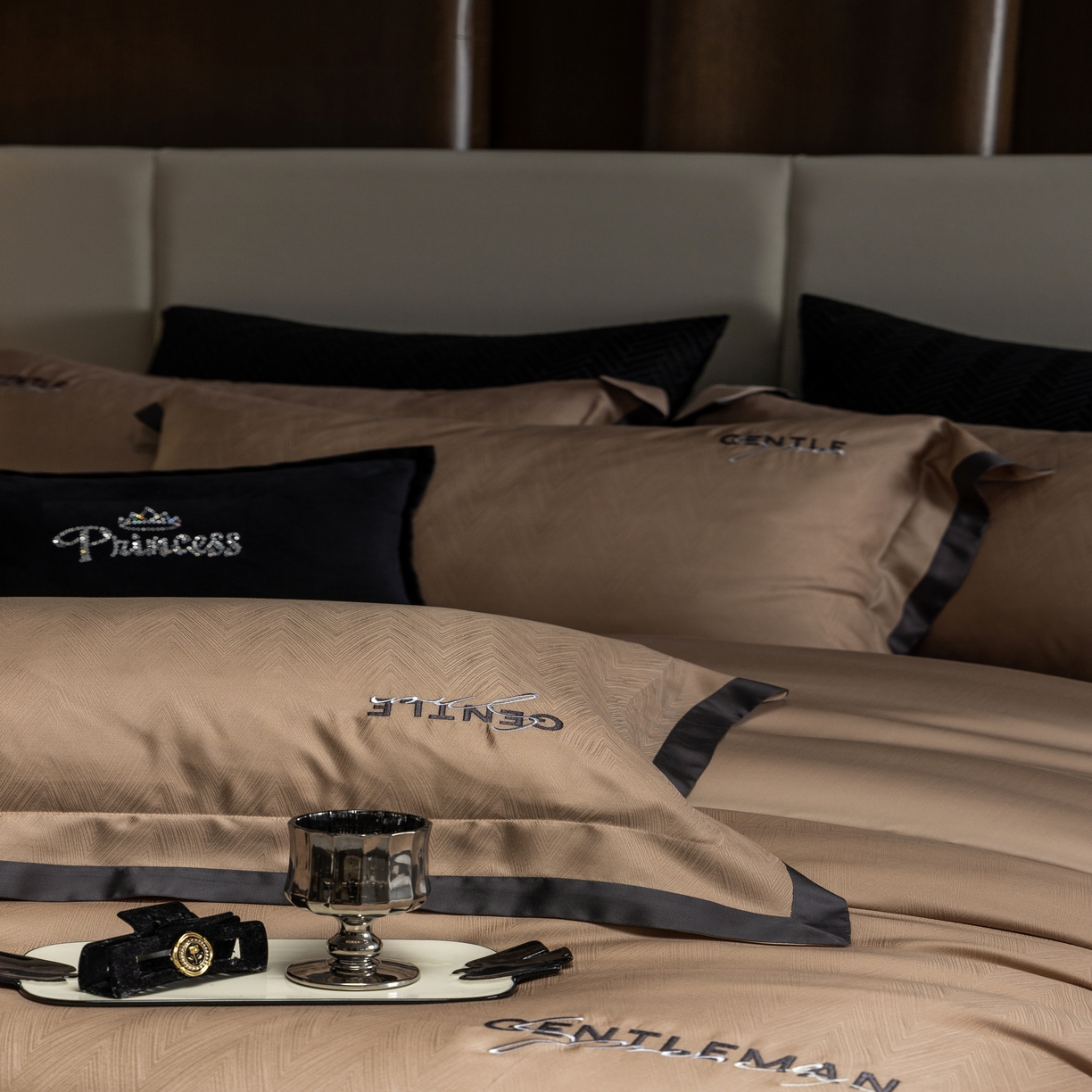 91家纺网 家纺一手货源 找家纺 时亿家居 2025新款80天丝提花床盖款四件套-晓雅系列 晓雅 咖