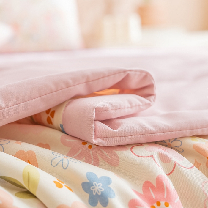 91家纺网 家纺一手货源 找家纺 暖阳 【同款地板价】2025年新款全棉印花棉花夏被四件套被子被芯 倾心之恋