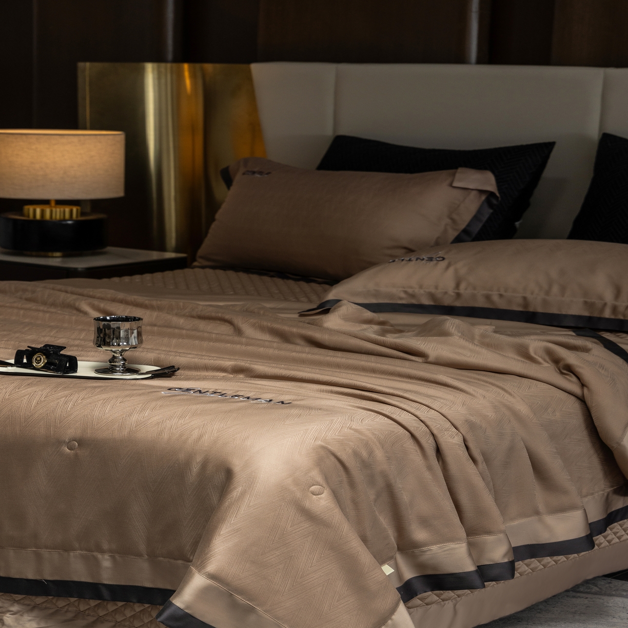 91家纺网 家纺一手货源 找家纺 时亿家居  2025新款80天丝提花床盖款夏被四件套 -晓雅系列 晓雅咖