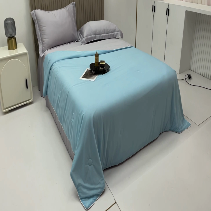 91家纺网 家纺一手货源 找家纺 金喜 2025新款冰柔丝凉感夏被涤氨纶冰丝夏被夏天薄被子 天空蓝