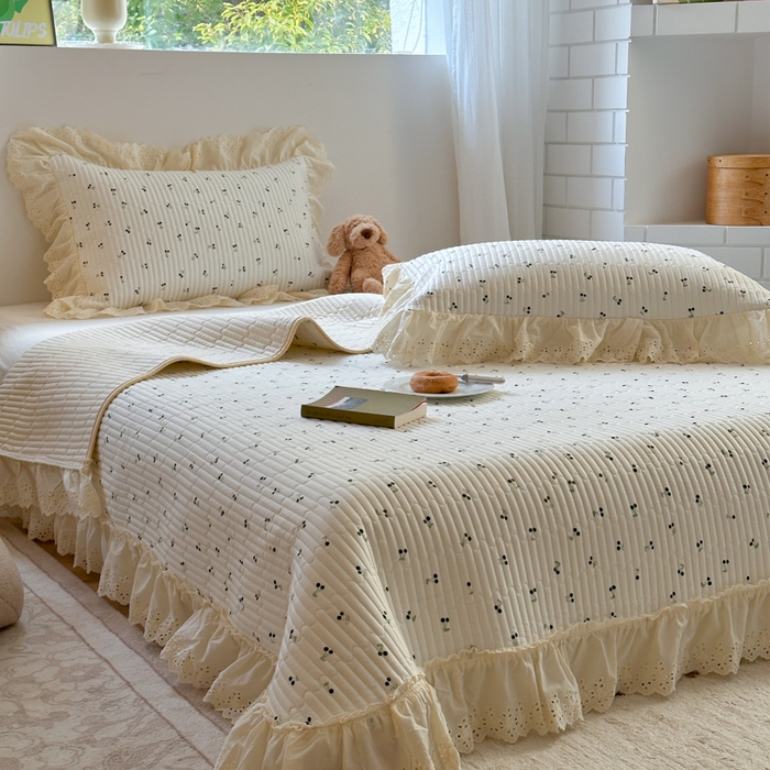 91家纺网 家纺一手货源 找家纺 金丝鸟 2025全棉镂空白色花边款韩式床盖 黑色小樱桃