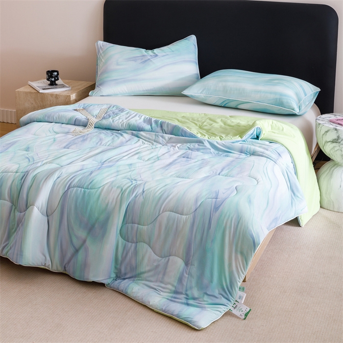 91家纺网 家纺一手货源 找家纺 恬思语家纺 2025新款凉感丝时尚彩绘夏凉被 淡雅云影