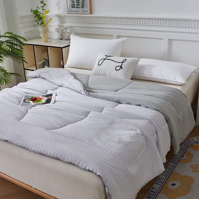 91家纺网 家纺一手货源 找家纺 羽涵家纺 2025新款抗菌皱皱纱水洗棉绒冬被 云雾灰