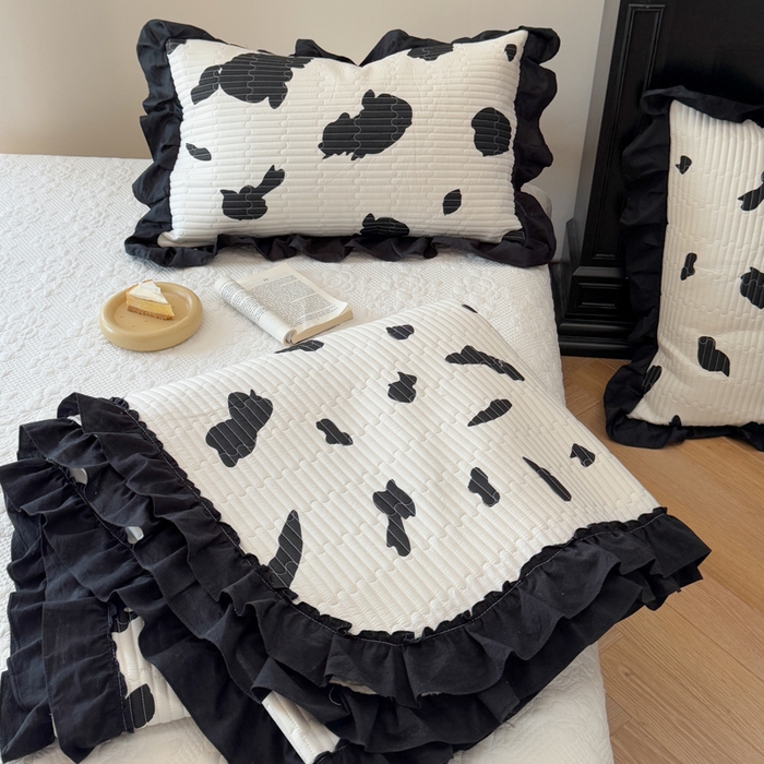 91家纺网 家纺一手货源 找家纺 金丝鸟 2025全棉黑色花边款韩式床盖 奶牛纹