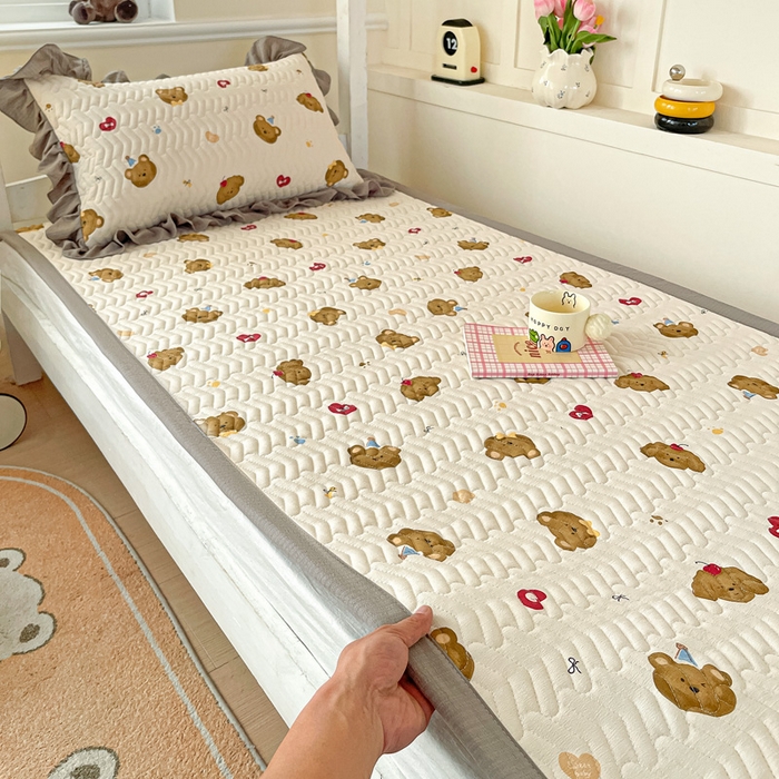 91家纺网 家纺一手货源 找家纺 纽缦家纺 2025新款云感提花双层纱学生床垫 奇妙小熊米