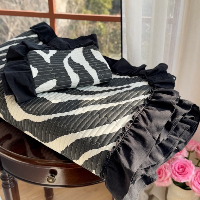 91家纺网 家纺一手货源 找家纺 金丝鸟 2025全棉黑色花边款韩式床盖 黑色斑马纹