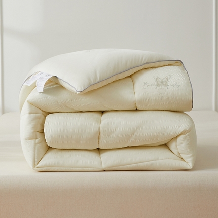 91家纺网 家纺一手货源 找家纺 羽涵家纺 2025新款抗菌皱皱纱水洗棉绒冬被 奶油黄