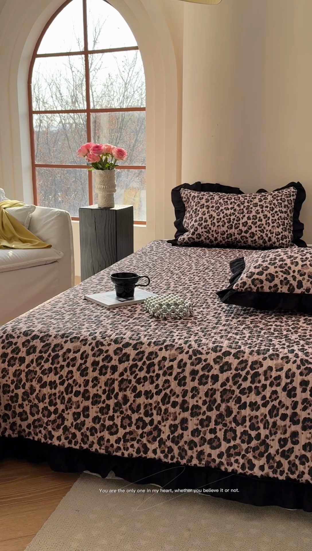 91家纺网 家纺一手货源 找家纺 金丝鸟 2025全棉黑色花边款韩式床盖 粉色豹纹