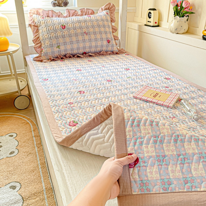 91家纺网 家纺一手货源 找家纺 纽缦家纺 2025新款云感提花双层纱学生床垫 有草莓的地方