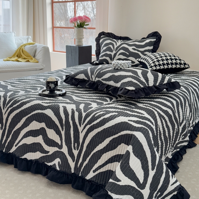 91家纺网 家纺一手货源 找家纺 金丝鸟 2025全棉黑色花边款韩式床盖 黑色斑马纹