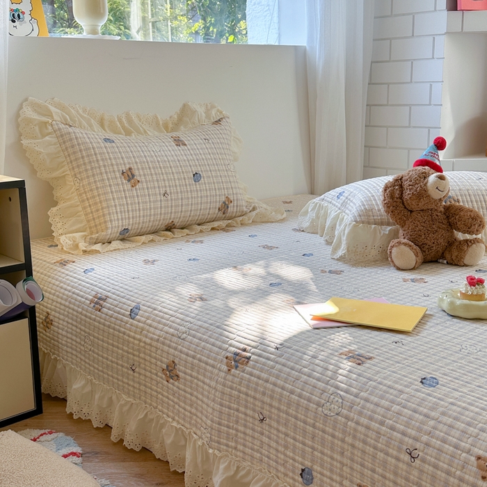 91家纺网 家纺一手货源 找家纺 金丝鸟 2025全棉镂空白色花边款韩式床盖 格子小熊