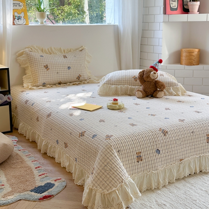 91家纺网 家纺一手货源 找家纺 金丝鸟 2025全棉镂空白色花边款韩式床盖 格子小熊