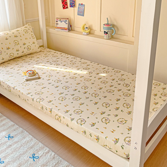 91家纺网 家纺一手货源 找家纺 纽缦家纺 2025新款云感提花双层纱学生床笠 兔子的欢喜