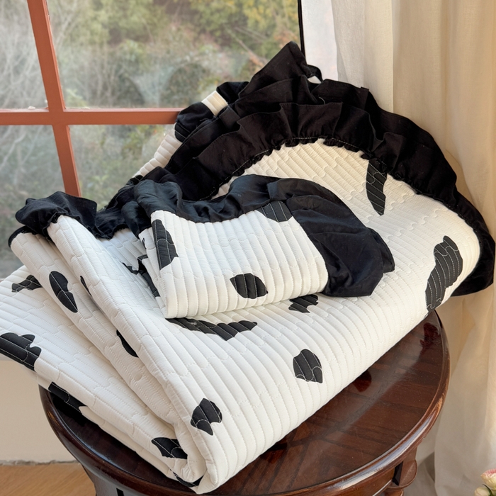 91家纺网 家纺一手货源 找家纺 金丝鸟 2025全棉黑色花边款韩式床盖 奶牛纹