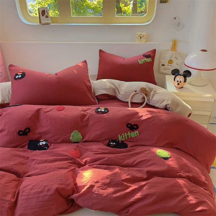 91家纺网 家纺一手货源 找家纺 易辰美 2025新款超柔水洗棉毛巾绣四件套 黑猫(安可拉红+奶杏)