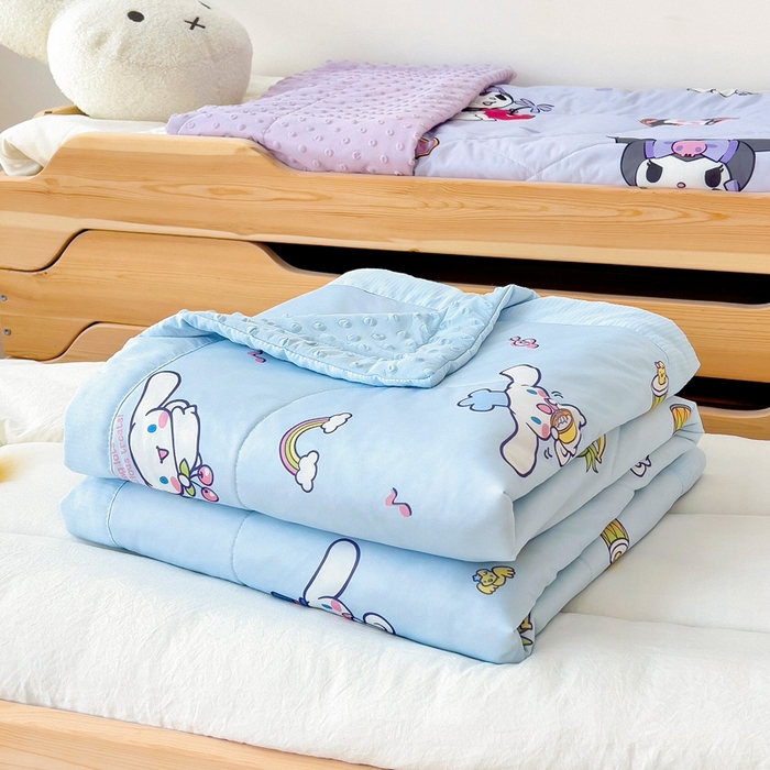 91家纺网 家纺一手货源 找家纺 御棉坊 2025新款A类三丽鸥凉感丝豆豆儿童夏被 彩虹玉桂狗