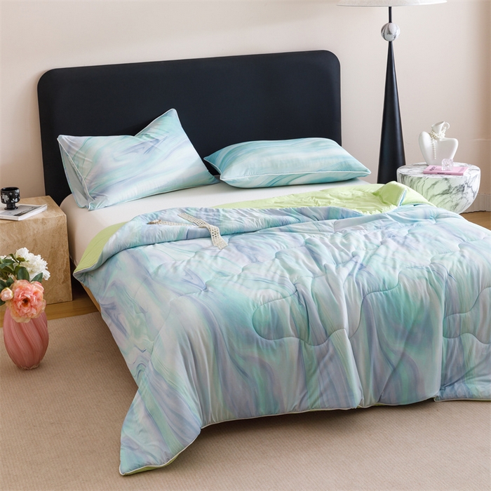 91家纺网 家纺一手货源 找家纺 恬思语家纺 2025新款凉感丝时尚彩绘夏凉被 淡雅云影