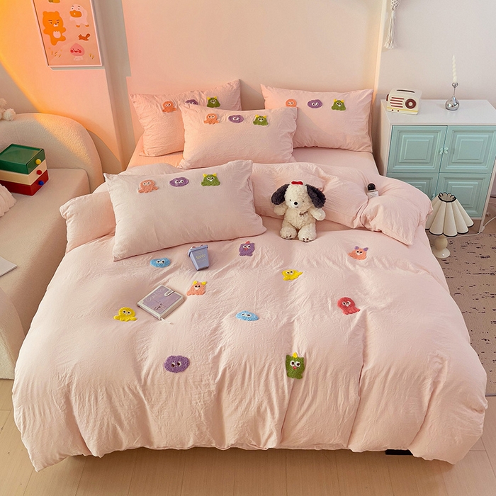 91家纺网 家纺一手货源 找家纺 韩巢家纺  2025超柔水洗棉毛巾绣床上用品四件套-小精灵系列（提供卖家秀 ） 小精灵浅粉