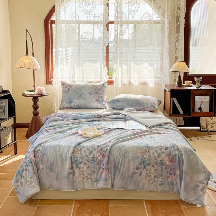 91家纺网 家纺一手货源 找家纺 小禹仔 2025新款针织凉感丝印花夏被夏凉被 彼岸花开灰