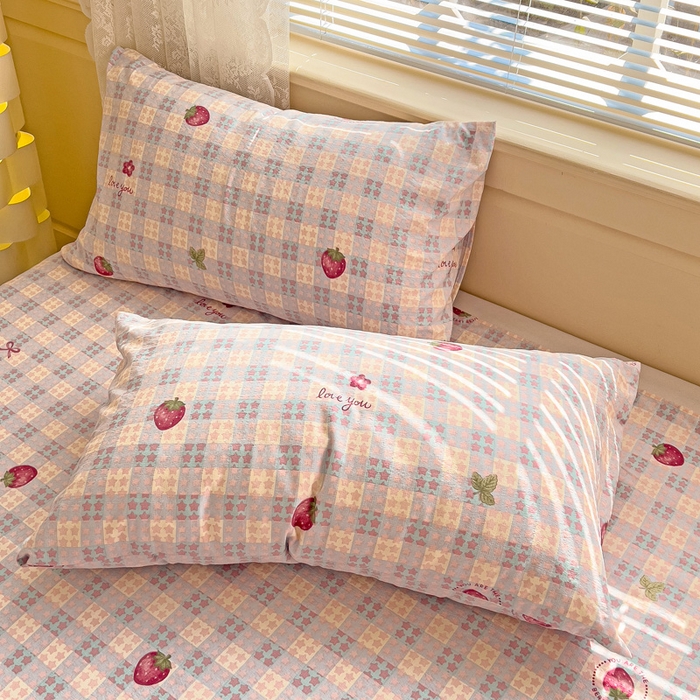 91家纺网 家纺一手货源 找家纺 纽缦家纺 2025新款云感提花双层纱韩版四件套 有草莓的地方