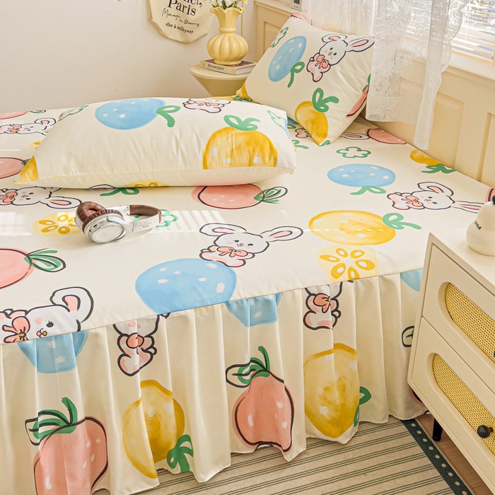 91家纺网 家纺一手货源 找家纺 极梦家纺（支持定制）  2025新款春秋130克加厚植物羊绒磨毛印花单床裙三件套 悦动精灵