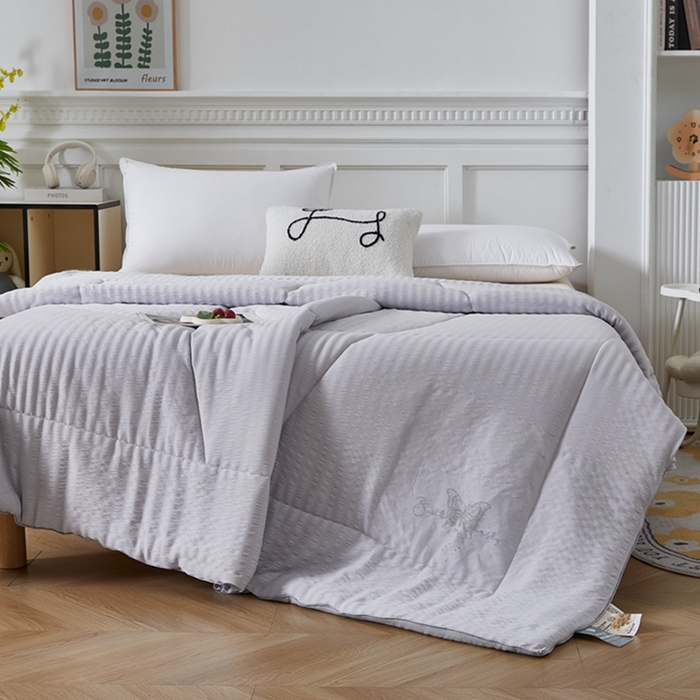 91家纺网 家纺一手货源 找家纺 羽涵家纺 2025新款抗菌皱皱纱水洗棉绒冬被 云雾灰
