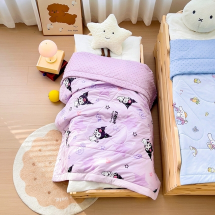 91家纺网 家纺一手货源 找家纺 御棉坊 2025新款A类三丽鸥凉感丝豆豆儿童夏被 星星库洛米