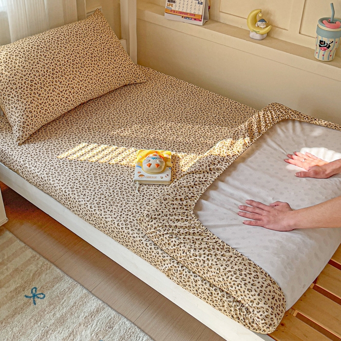 91家纺网 家纺一手货源 找家纺 纽缦家纺 2025新款云感提花双层纱学生床笠 小豹纹