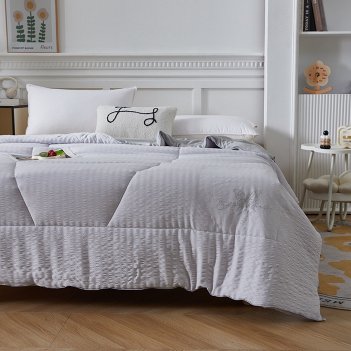 91家纺网 家纺一手货源 找家纺 羽涵家纺 2025新款抗菌皱皱纱水洗棉绒冬被 云雾灰