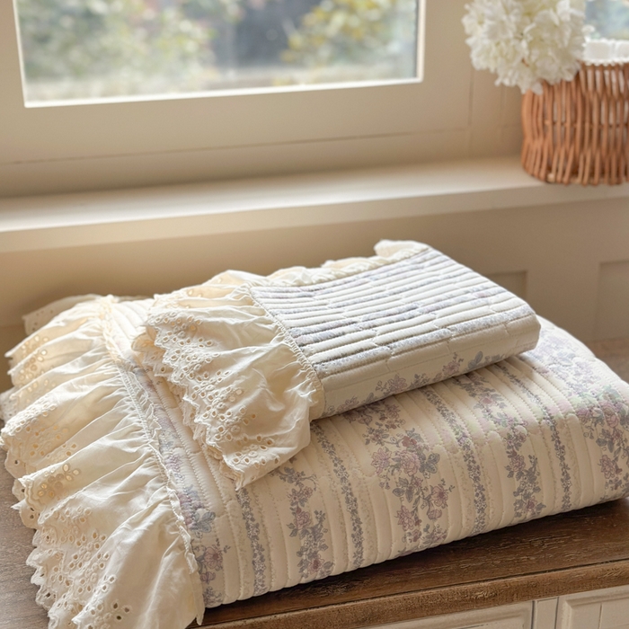 91家纺网 家纺一手货源 找家纺 金丝鸟 2025全棉镂空白色花边款韩式床盖 紫色花铃