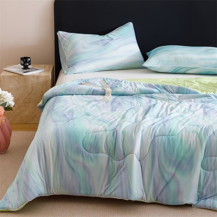 91家纺网 家纺一手货源 找家纺 恬思语家纺 2025新款凉感丝时尚彩绘夏凉被 淡雅云影