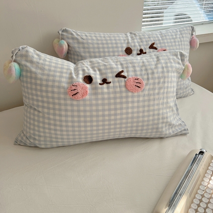 91家纺网 家纺一手货源 找家纺 丽涵 2025新款水洗棉爱心球球单品枕套 笑脸猫咪-蓝格