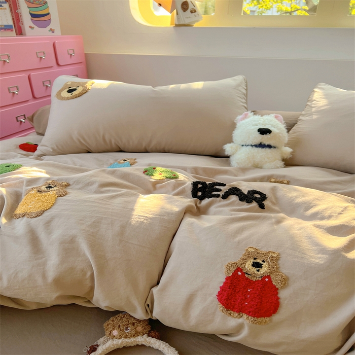 91家纺网 家纺一手货源 找家纺 易辰美 2025新款超柔水洗棉毛巾绣四件套 趣味熊(奶杏+卡其)