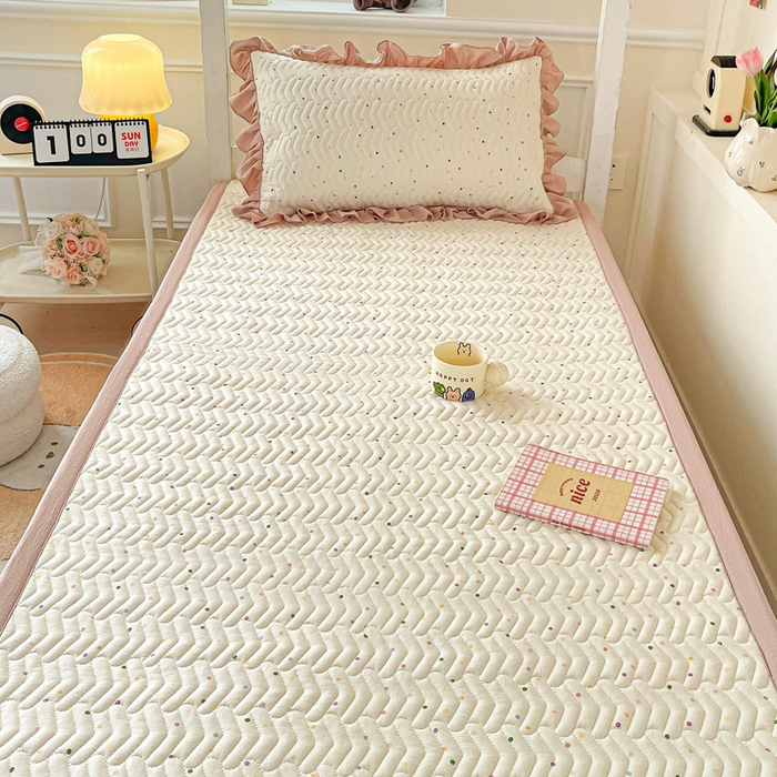 91家纺网 家纺一手货源 找家纺 纽缦家纺 2025新款云感提花双层纱学生床垫 波点世界