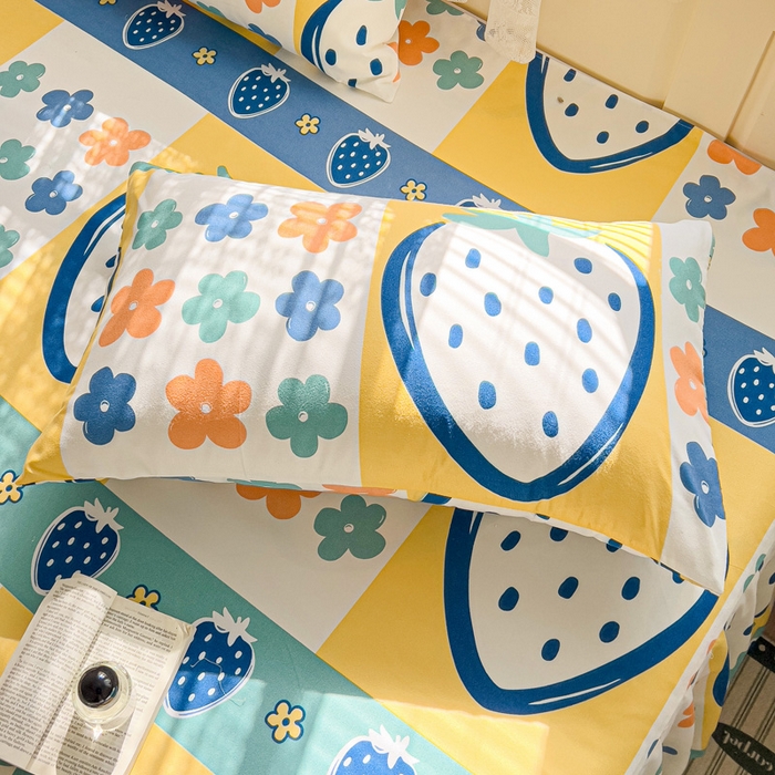 91家纺网 家纺一手货源 找家纺 极梦家纺（支持定制）  2025新款春秋130克加厚植物羊绒磨毛印花单床裙三件套 草莓花季