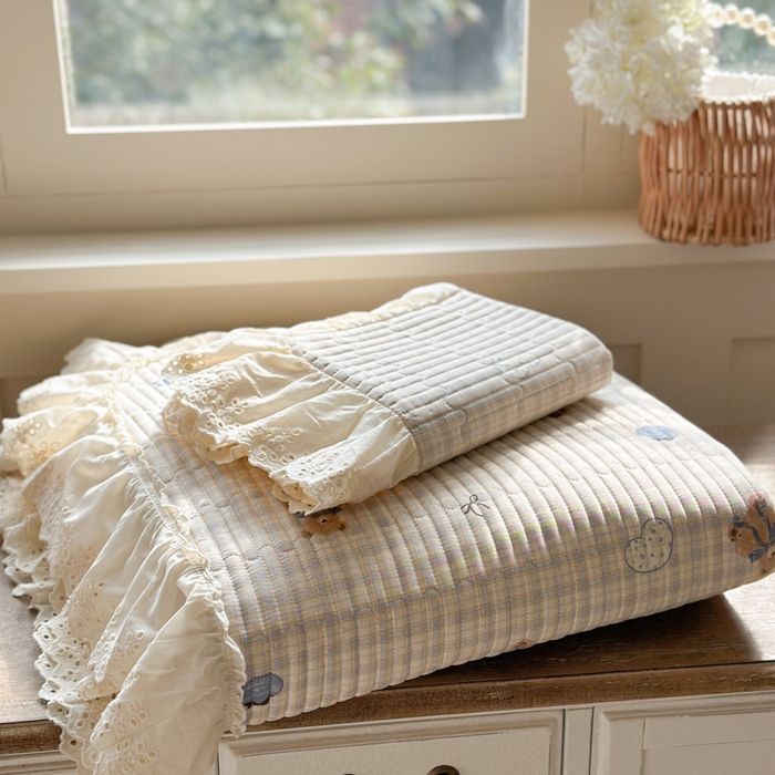 91家纺网 家纺一手货源 找家纺 金丝鸟 2025全棉镂空白色花边款韩式床盖 格子小熊